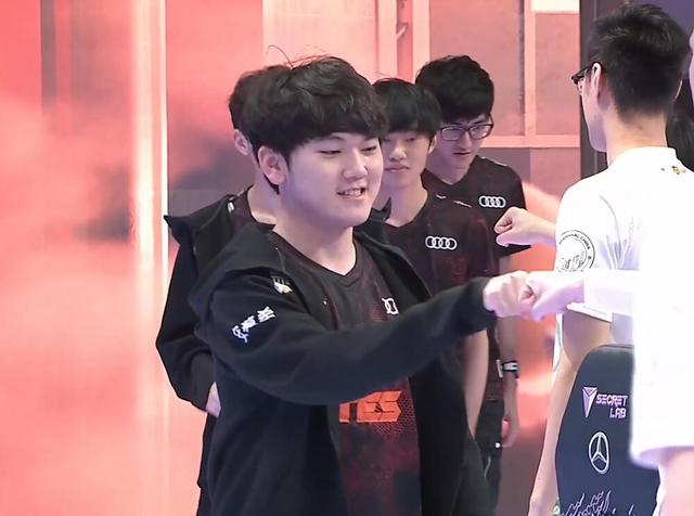 行星发条导弹随机轰炸了 Shiro 用两根神圣的荆棘和一个 Tidebound 追平了比分